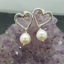 Load image into Gallery viewer, Heart Stud Pearl Earrings
